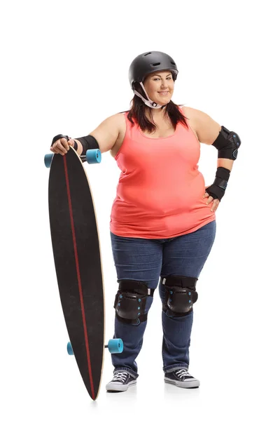 Ganzkörperporträt Einer Übergewichtigen Frau Schutzkleidung Und Mit Einem Longboard Auf — Stockfoto