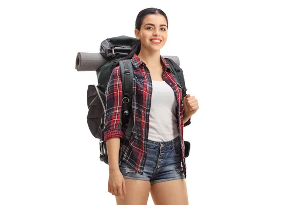 Młoda turystka z plecakiem uśmiechnięta do kamery — Zdjęcie stockowe