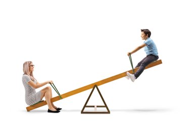 Anne tahterevallide oğluyla oynuyor.