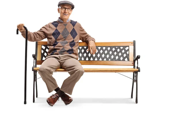 Šťastný starší pán sedí na lavičce — Stock fotografie