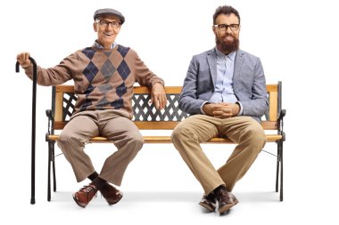 Yaşlı bir adam oğlunun yanındaki bankta oturuyor.