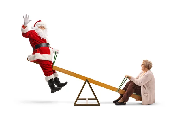 Babbo Natale che saluta e gioca su un'altalena con un felice senior w — Foto Stock