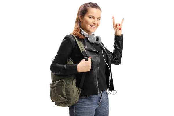 Cool kvinnlig student gestikulerande rock and roll tecken — Stockfoto