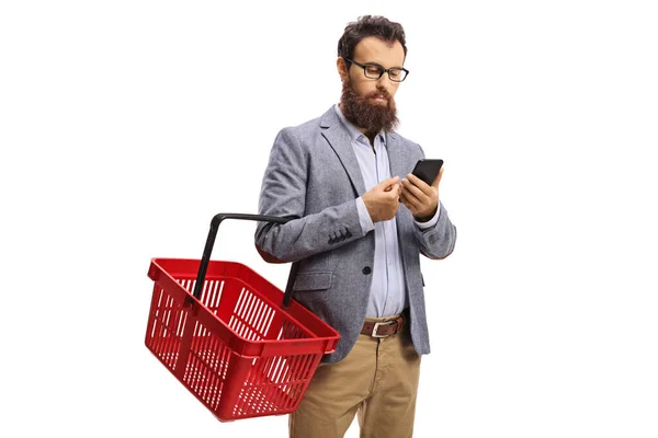 Бородатый мужчина смотрит на свой мобильный телефон и несёт пустое дерьмо — стоковое фото