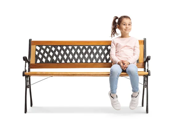 Schattig klein meisje zitten op een bank en kijken naar de camera — Stockfoto