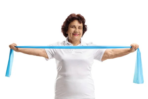 Зрелая женщина упражняется с резинкой — стоковое фото