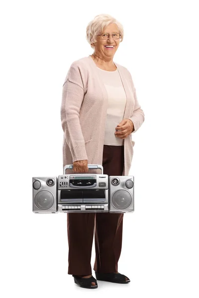 Femme âgée souriant et tenant une radio boombox — Photo