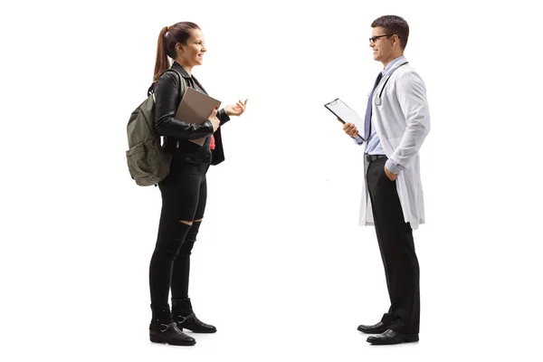 Adolescente feminina conversando com um médico do sexo masculino — Fotografia de Stock