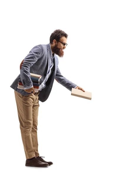 Barbudo professor masculino dando um livro — Fotografia de Stock