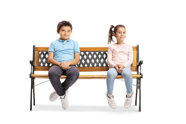 Chlapec a dívka sedí na lavičce a usmívá se — Stock fotografie