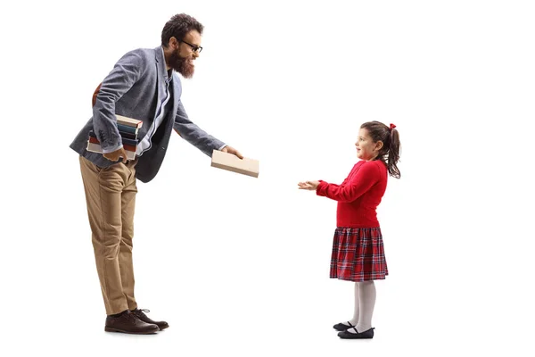 Professor dando um livro para uma menina — Fotografia de Stock