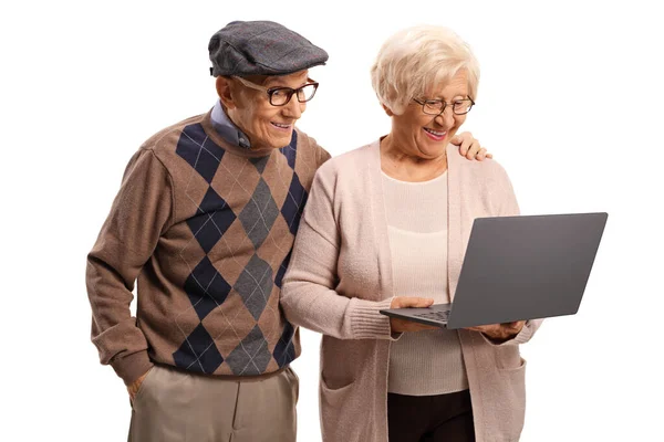 Ευτυχισμένο ζευγάρι ηλικιωμένων χαμογελά και κοιτάζοντας φορητό υπολογιστή — Φωτογραφία Αρχείου