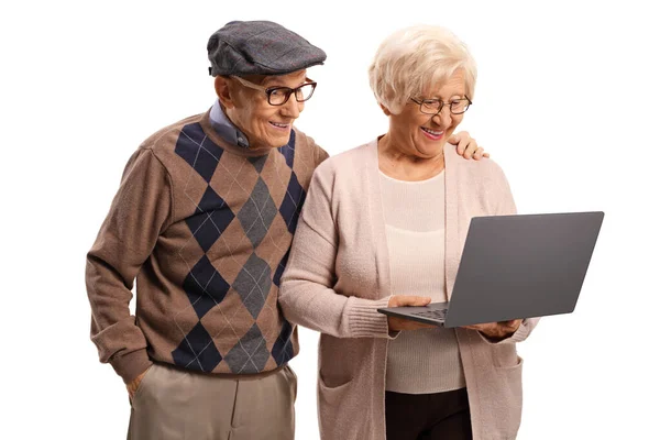 Gelukkig laatste paar glimlachen en kijken naar laptop computer — Stockfoto