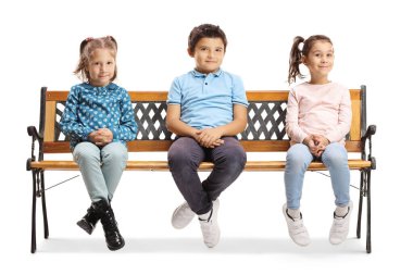Bir oğlan ve iki kız bir bankta oturuyor.