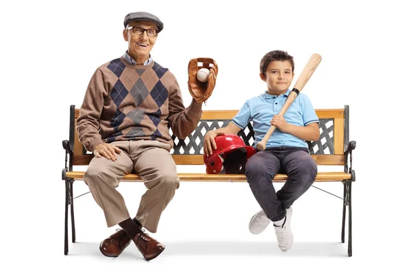 Oğlan ve yaşlı bir adam beyzbol teçhizatıyla bankta oturuyor. — Stok fotoğraf