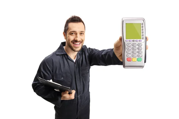 Молодой работник с планшетом и оплатой кредитной картой — стоковое фото