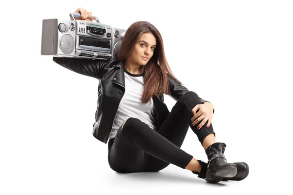 Fiatal nő ül a földön, és tartja a magnó rádió rajta — Stock Fotó