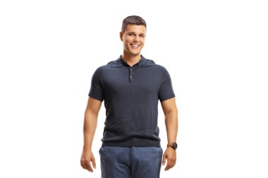 Yakışıklı genç adam ayakta kameraya bakıyor. 