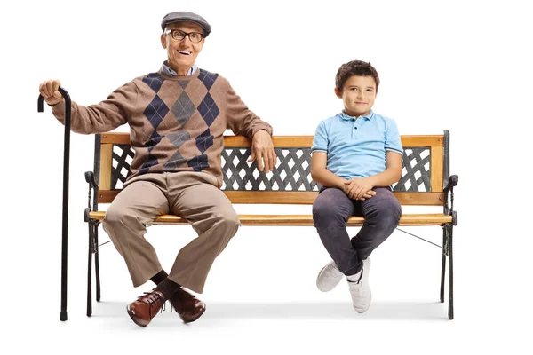 Мальчик на скамейке со своим дедушкой — стоковое фото