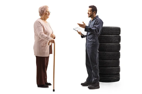 Automatyczny mechanik rozmawiający ze starszą kobietą — Zdjęcie stockowe