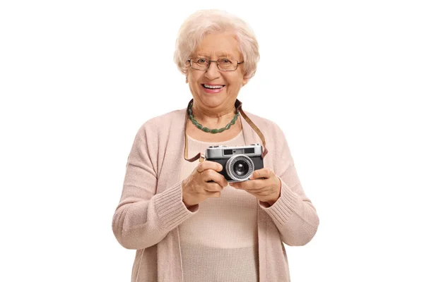 Ältere Dame mit einer Oldtimer-Kamera — Stockfoto