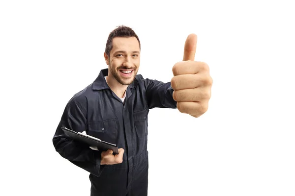 Веселый работник с планшетом, показывающий большие пальцы вверх — стоковое фото