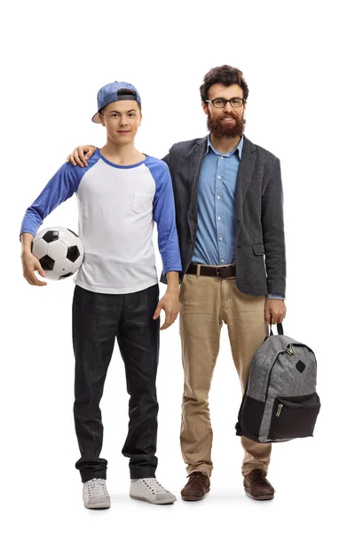 Ojciec i syn z piłką nożną i plecakiem — Zdjęcie stockowe