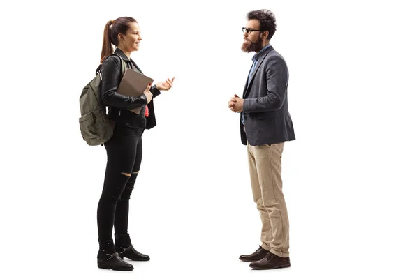 Chica con una mochila y un libro hablando con un hombre barbudo — Foto de Stock