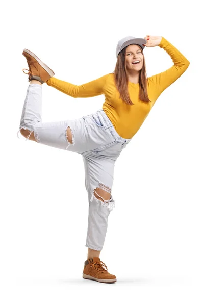 Jeune femme branchée faisant une pose de danse — Photo