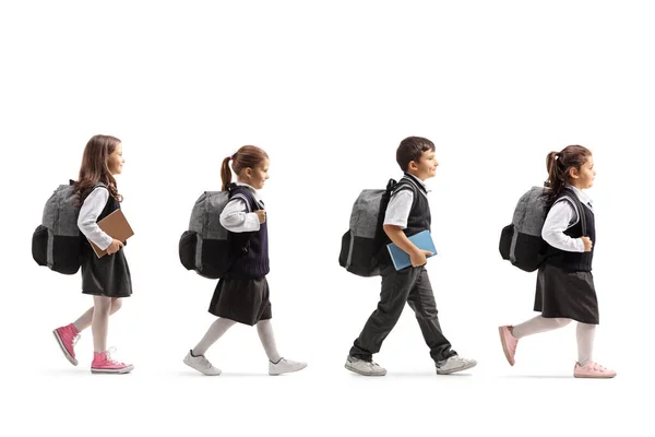 Okul üniformalı çocuklar sırada yürüyorlar. — Stok fotoğraf