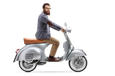 Sakallı adam eski model bir scooter kullanıyor.
