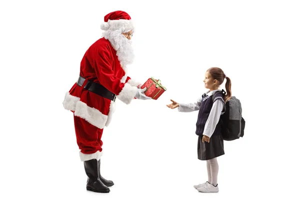 Babbo Natale dà una scatola regalo rosso scintillante a una studentessa — Foto Stock