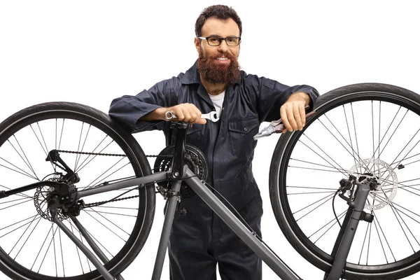 Чоловік працівник закріплює велосипед — стокове фото