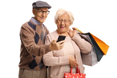 Cep telefonları ve alışveriş çantaları olan yaşlı çift.