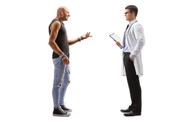 수탉 남자 가남 의사와 이야기하는 모습 — 스톡 사진