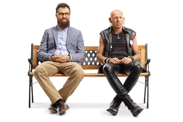 一个满脸胡须的男人和一个脾气暴躁的家伙坐在长椅上 — 图库照片