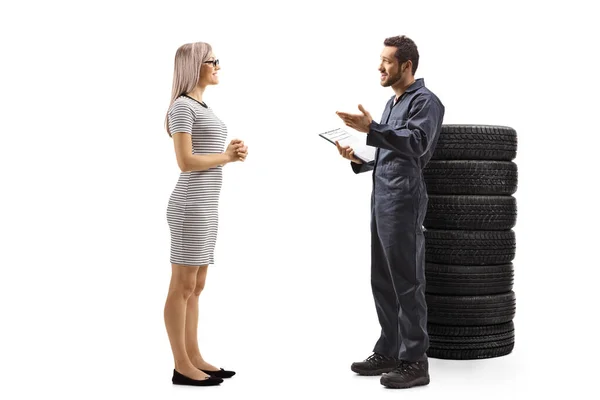 Auto monteur praten met een jonge vrouwelijke klant — Stockfoto