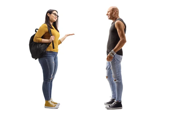 Hombre hipster y una estudiante teniendo una conversación — Foto de Stock