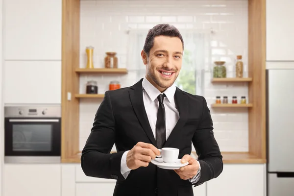 Empresário com uma xícara de café expresso — Fotografia de Stock