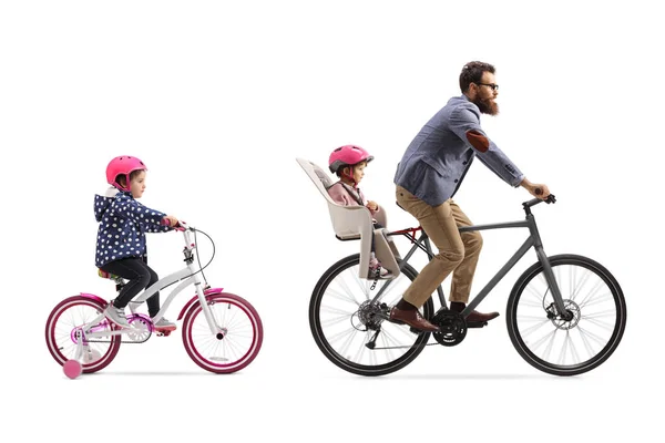 Père en vélo avec un siège enfant et une petite fille ridi — Photo