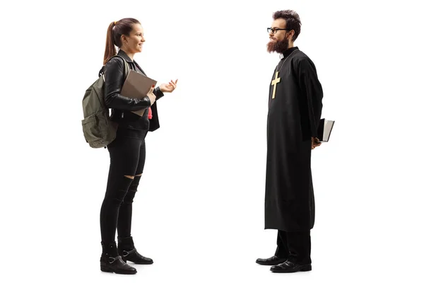 Ung kvinnlig student pratar med en präst — Stockfoto
