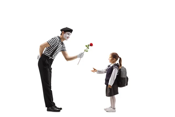 Mime geven rode roos naar een schoolmeisje — Stockfoto