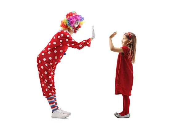 Lustiger Clown macht High-Five-Geste mit einem kleinen Mädchen — Stockfoto