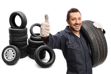 Tekerlekli oto tamircisi başparmak işareti gösteriyor.