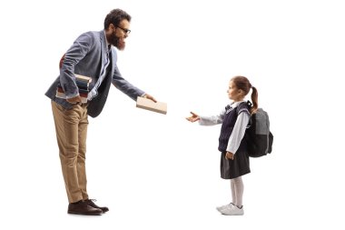 Erkek öğretmen üniformalı bir kıza kitap veriyor.