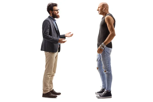 Männlicher Hipster und ein bärtiger Mann im Gespräch — Stockfoto