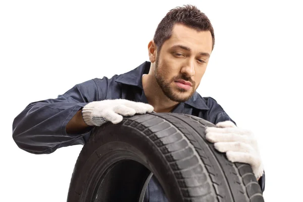 Auto monteur met een autoband — Stockfoto