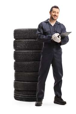 Otomatik mekanik yazma ve bir yığın lastiğin yanında durmak