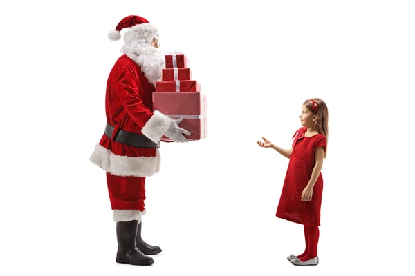 Noel Baba kırmızı elbiseli bir kıza hediye veriyor. — Stok fotoğraf
