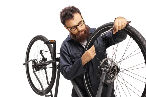 Repairman mending a bicycle — Stock Photo, Image